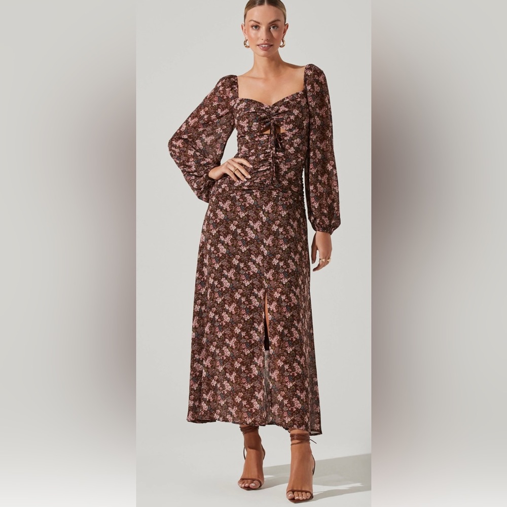 BNWT ASTR Long Sleeve Sweetheart Neck Midi Dress